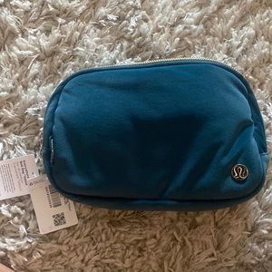 Lululemon everywhere belt bag, green jasper